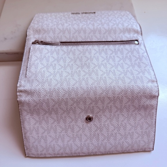 Michael Kors Cream Jet Set Large Logo Trifold Wallet - Picture 6 of 10